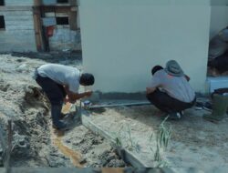 Brimob Polda Sumut dan Warga Satukan Tenaga Wujudkan MCK Layak bagi Korban Banjir Tolang Julu