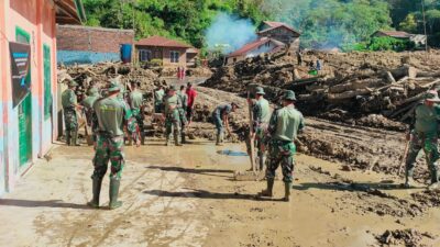 TNI Lanjutkan Pembersihan Pascatanah Longsor dan Banjir Bandang di Desa Tebuk, Aceh Tengah