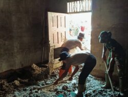 Brimob Batalyon C Pelopor dan TNI Gotong Royong Pulihkan Rumah Warga