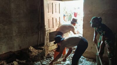 Brimob Batalyon C Pelopor dan TNI Gotong Royong Pulihkan Rumah Warga