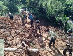 Anggota Koramil 10/Celala Gotong Royong Bersama Warga Bersihkan Longsor di Blang Delem