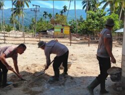 Gotong Royong Brimob dan Warga Bangun Rumah Swadaya Pascabanjir di Tolang Julu