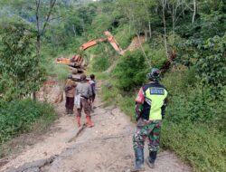 Anggota Koramil 03/Pegasing Laksanakan PAM Pembersihan Longsor di Jalan Pegasing–Laut Tawar