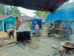Brimob Bersama Warga Aek Ngadol, Dapur Lapangan Berjalan dan Lingkungan Terus Dibersihkan