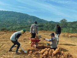 Brimob Sumut Turun Langsung Bantu Pembangunan Hunian Sementara Warga Sipirok Pascabencana