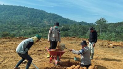 Brimob Sumut Turun Langsung Bantu Pembangunan Hunian Sementara Warga Sipirok Pascabencana