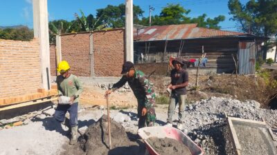 Babinsa Koramil 03/Pegasing Bantu Warga Bangun Rumah di Desa SP Kelaping