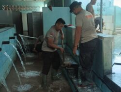 Brimob Sumut Bersihkan Tempat Wudhu Masjid Al Jihad Pascabencana di Tapanuli Selatan