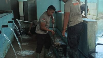 Brimob Sumut Bersihkan Tempat Wudhu Masjid Al Jihad Pascabencana di Tapanuli Selatan