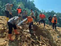 Brimob Sumut Berpacu dengan Waktu: Evakuasi Korban Terus Berjalan, Sumur Bor Rampung untuk Warga Tapteng