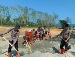 Di Tengah Luka Bencana, Brimob Sumut Hadir Membersamai Warga Batang Toru