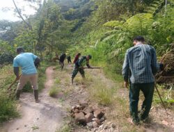 Babinsa Koramil 03/Pegasing Gotong Royong Bersihkan Jalan Desa Bies Penantanan