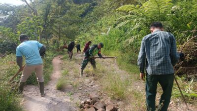 Babinsa Koramil 03/Pegasing Gotong Royong Bersihkan Jalan Desa Bies Penantanan