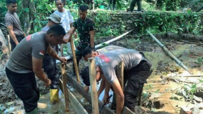 Dari Lumpur hingga Air Bersih, Brimob Polda Sumut Terus Hadir Dampingi Warga Pascabencana di Tapanuli Tengah