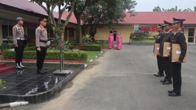 Upacara Kenaikan Pangkat Pengabdian Dan Pelepasan Personil Purnabakti Dengan Tradisi Kepolisian