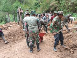 Personel TNI Bersama Masyarakat Tuntaskan Pembersihan Material Longsor di Pegasing