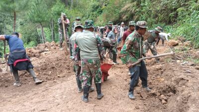 Personel TNI Bersama Masyarakat Tuntaskan Pembersihan Material Longsor di Pegasing