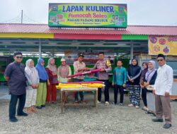 AIPDA Iddul Akbar Babinkamtibmas Padang Sibusuk Anggota Polsek IV Nagari Berikan Payung Kepada Pedagang Lapak Kuliner