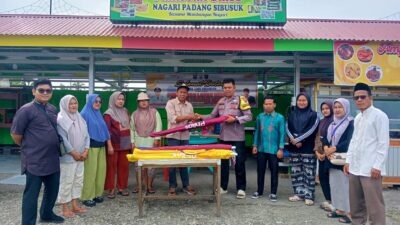 IPPDA Iddul Akbar Babinkamtibmas Padang Sibusuk Anggota Polsek IV Nagari Berikan Payung Kepada Pedagang Lapak Kuliner