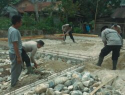 Tak Sekadar Menjaga, Brimob Turun Bangun Rumah Korban Banjir di Tapsel