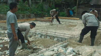 Tak Sekadar Menjaga, Brimob Turun Bangun Rumah Korban Banjir di Tapsel