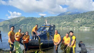 Kapolres Samosir Ganti Olahraga dengan Aksi Bersih-bersih di Water Front Pangururan dan Tepi Danau Toba