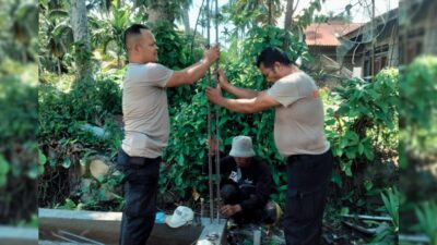 Gerimis Tak Surutkan Langkah Brimob Polda Sumut Bangun Hunian Warga Terdampak Banjir di Tapsel