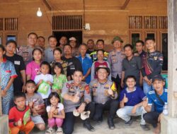 Tembus Medan Ekstrem dan Jembatan Putus, Polres Tapteng Bawa “Cahaya” PLTS untuk Warga Desa Sialogo