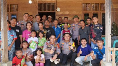 Tembus Medan Ekstrem dan Jembatan Putus, Polres Tapteng Bawa “Cahaya” PLTS untuk Warga Desa Sialogo