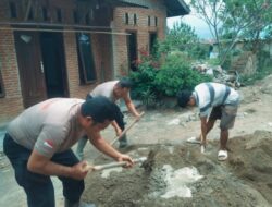 Di Tengah Mendung, Brimob Gotong Royong Bangun Rumah Korban Banjir Tolang Julu