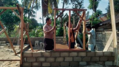 Gotong Royong Bangun Harapan, Brimob dan Warga Dirikan Hunian Tetap Korban Banjir di Tolang Julu