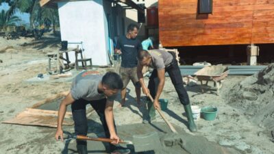 Dari Pengecoran Sumur hingga Pos Utama, Brimob Kawal Pemulihan Desa Garoga