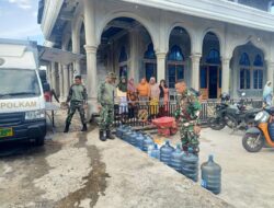 Personel Koramil 02/Bebesen Dampingi Penyaluran Air RO untuk Warga Desa Burbiah