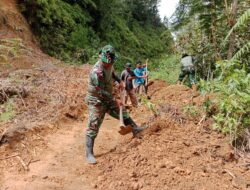 Personel Satgas Gulbencal Kodim 0106/Aceh Tengah Tangani Longsor dan Banjir Bandang di Desa Lelumu