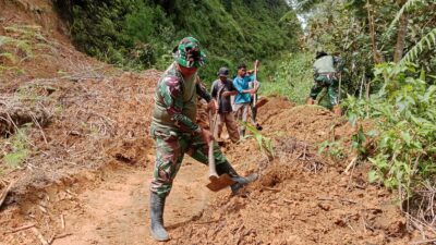 Personel Satgas Gulbencal Kodim 0106/Aceh Tengah Tangani Longsor dan Banjir Bandang di Desa Lelumu