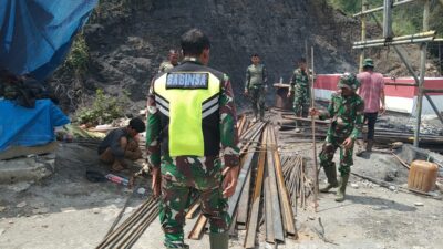 Progres 53,8 Persen, Pembangunan Jembatan Gantung Desa Burlah Dikebut Personel Kodim 0106/Aceh Tengah