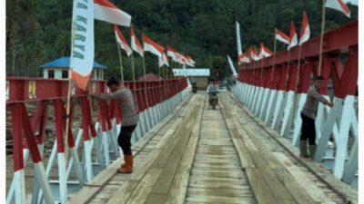 Brimob Hadir di Tengah Ancaman Banjir, Pantau Langsung Kondisi Sungai Garoga