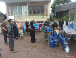 Koramil 03/Pegasing Dampingi Penyaluran Air RO untuk Warga Desa Gegelugi