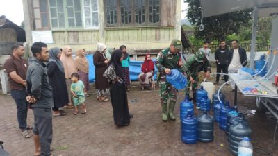 Koramil 03/Pegasing Dampingi Penyaluran Air RO untuk Warga Desa Gegelugi