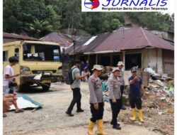 Kapolres Tapteng Tinjau Lokasi Longsor di Sitahuis: Serahkan Bansos dan Serap Aspirasi Warga