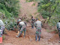 Personel Satgas Gulbencal Kodim 0106/Aceh Tengah Laksanakan Penanganan Pasca Longsor dan Banjir Bandang di Desa Lelumu