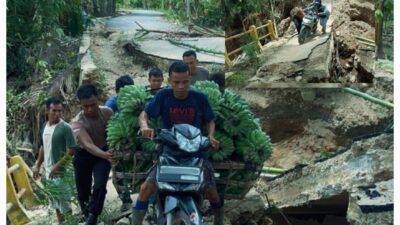 Brimob Polda Sumut Bangun Jembatan Darurat di Pelosok Tapsel, Akses Warga Kembali Terhubung