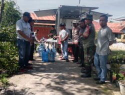 Babinsa Koramil 03/Pegasing Dampingi Penyaluran Air RO untuk Warga Tebes Lues