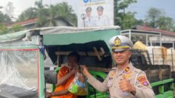 Ramadhan Penuh Berkah, Kasat Lantas Polres Sawahlunto Berbagi Sembako untuk Pengendara Tertib di Simpang Santur
