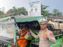 Ramadhan Penuh Berkah, Kasat Lantas Polres Sawahlunto Berbagi Sembako untuk Pengendara Tertib di Simpang Santur