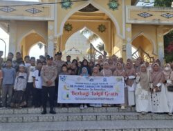Polres Aceh Tengah Dampingi Pembagian Takjil Bersama Murid SD Islamic Character Takengon