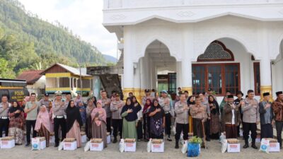 Jumat Barokah, Polres Aceh Tengah Salurkan Sembako ke warga terdampak dan Bibit Buah Dukung Green Policing
