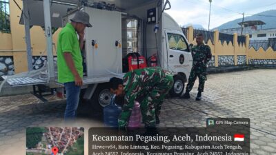 Kodim 0106/Aceh Tengah Salurkan Air RO untuk Warga Pegasing, Babinsa Turut Dampingi