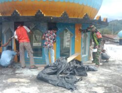 Babinsa Koramil 10/Celala Gotong Royong Bersihkan dan Cat Kubah Masjid di Desa Melala