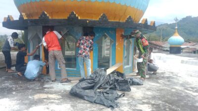 Babinsa Koramil 10/Celala Gotong Royong Bersihkan dan Cat Kubah Masjid di Desa Melala